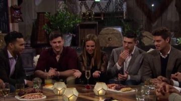 Alexis Charis Bouton-Avant de Cravate de Dentelle Col Haut porté par Hannah Brown dans La Bachelorette (S15E02)