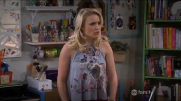 Kimchi Blue Brodé 360 débardeur porté par Gabi Diamant (Emily Osment) chez les Jeunes Et de la Faim (S02E06)