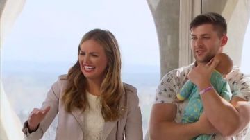 MANNING CARTELL Dentelle Florale Crop Top porté par Hannah Brown dans La Bachelorette (S15E03)