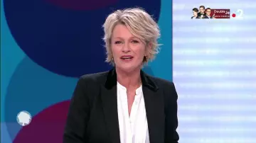 The jacket tailor black col velvet Sophie Davant in This is the program the 31.05.2019