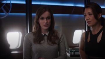 J.Crew Tipped Silk Collar Top usado por Jemma Simmons (Elizabeth Henstridge) en Marvel's Agents of S.H.I.E.L.D. (S01E05)