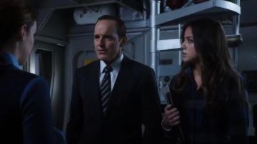 Penfield Chatham Plaid Button Down usado por Daisy 'Skye' Johnson (Chloe Bennet) en Marvel's Agents of S.H.I.E.L.D. (S01E09)