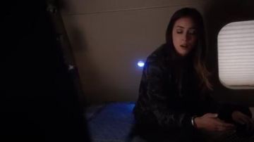 Equipo Underground Camo Printed Abbot Bomber con contraste usado por Daisy 'Skye' Johnson (Chloe Bennet) en Marvel's Agents of S.H.I.E.L.D. (S01E11)