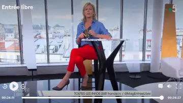 Le pantalon slim phil rouge de Claire Chazal dans Entrée libre le 30.05.2019