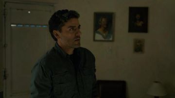 The shirt tactic by Santiago 'Pope' Garcia (Oscar Isaac) in Triple border