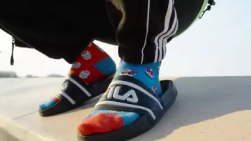 La paire de claquettes fila portée par Lorenzo dans son clip Champagne & Pétou feat. Charles Vicomte