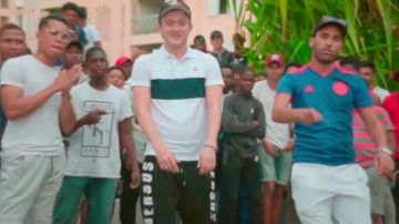 Le pantalon de survêtement Versace porté par Vald dans le clip L'addition de Heuss l'Enfoiré