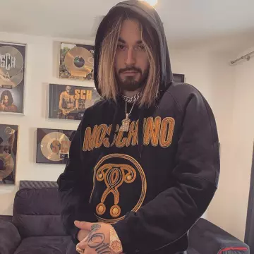 Le sweatshirt Moschino Milano porté par SCH sur son compte Instagram @sch