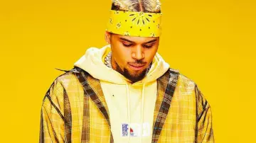 Chaqueta de cuadros amarilla usada por Chris Brown como se ve en su hazaña del video musical Wobble Up. Nicki Minaj, G-Eazy