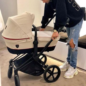 The pair of Balenciaga Triple S scope by Layvin Kurzawa on his account Instagram @kurzawa_20