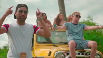 The t-shirt Givenchy worn by Heuss Bastard in her video clip The Addition feat. Vald