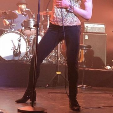 The booties embroidery Valentino Garavani worn by Vanessa Paradis during his tour to The Sources, the concert in Brussels on may 31, 2019