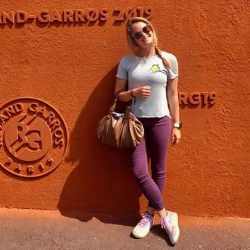 El bolso marrón Gérard Darel 24h usado por la entrenadora deportiva Marine Leleu en Roland Garros el 1 de junio de 2019