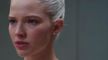The pearl earrings of Anna (Sasha Luss) in Anna