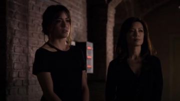 LnA Pia Tee en negro usada por Daisy 'Skye' Johnson (Chloe Bennet) en Marvel's Agents of S.H.I.E.L.D. (S02E02)