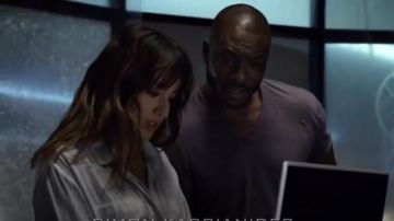 Belle Dahl Split Bouton de Retour vers le Bas dans le Brouillard d'Argent porté par Daisy 'Skye' Johnson (Chloe Bennet) dans Marvel Agents of S. H. I. E. L. D. (S02E04)