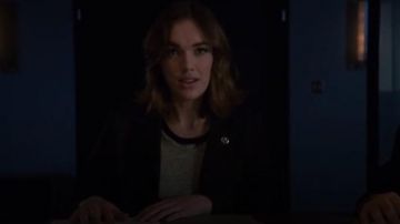 Sandro Taki Velvet Chain Detail Camiseta usada por Jemma Simmons (Elizabeth Henstridge) en Marvel's Agents of S.H.I.E.L.D. (S02E05)