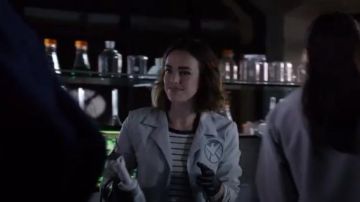 Townsen Women's Washington Striped Faux Leather Shoulder Top usado por Jemma Simmons (Elizabeth Henstridge) en Marvel's Agents of S.H.I.E.L.D. (S02E07)