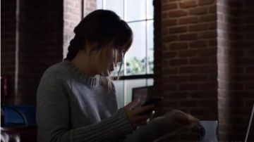 J BRAND Helms Suéter usado por Daisy 'Skye' Johnson (Chloe Bennet) en Marvel's Agents of S.H.I.E.L.D. (S02E07)