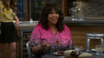 Calvin Klein Ombre Animal Print Chemisier porté par Yolanda (Kym Whitley) chez les Jeunes Et de la Faim (S02E15)