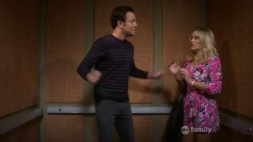 Yumi Kim Liz Barboteuse Rose Blossom porté par Gabi Diamant (Emily Osment) chez les Jeunes Et de la Faim (S02E15)
