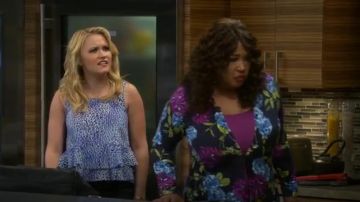 Rebecca Taylor Leo Fièvre Impression Ruffle Crop Top porté par Gabi Diamant (Emily Osment) chez les Jeunes Et de la Faim (S02E16)