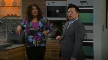 Charte du Club de Taille Plus à Manches Longues imprimé Floral Cardigan porté par Yolanda (Kym Whitley) chez les Jeunes Et de la Faim (S02E16)