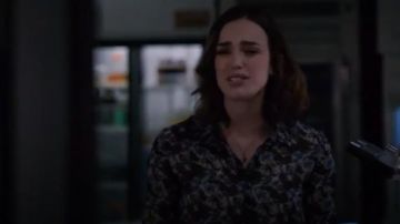 La camisa de gasa Kooples con gráfico de flores usada por Jemma Simmons (Elizabeth Henstridge) en Marvel's Agents of S.H.I.E.L.D. (S02E11)