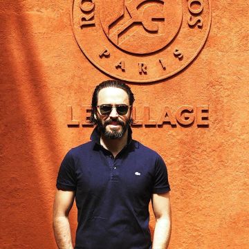 El polo azul marino que lució Assaâd Bouab en Roland Garros 2019