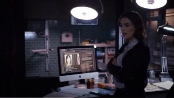 Blusa de seda clásica de J Crew en key print usada por Jemma Simmons (Elizabeth Henstridge) en Marvel's Agents of S.H.I.E.L.D. (S02E13)