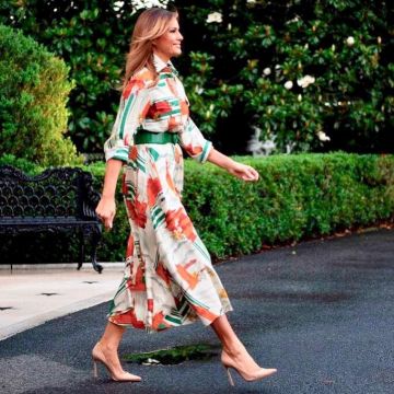 Camisa con estampado blanco y naranja de la ciudad Vestido de Gucci de Melania Trump en Londres 2 de junio de 2019
