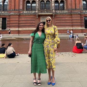 Vestido de seda con estampado floral amarillo usado por Ivanka Trump frente al Victoria and Albert Museum 2 de junio de 2019