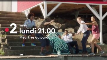 Sneakers grey Nike worn by Joséphine Jobert in Murder in paradise Season 7 Episode 1 on June 3, 2019 on France 2