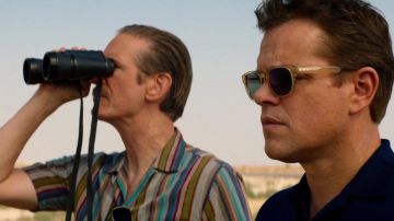 El séquito de Carroll Shelby (Matt Damon) de 7 gafas de sol marrones en Ford v. Ferrari
