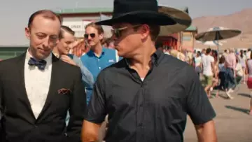 La chemise noire à manche courte de Carroll Shelby (Matt Damon) dans Ford v. Ferrari