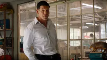 La chemise blanche à manche longue de Lee Iacocca (Jon Bernthal) dans Ford v. Ferrari