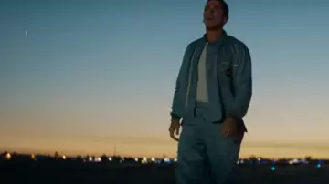 Le bomber bleu clair de Ken Miles (Christian Bale) dans Ford v. Ferrari