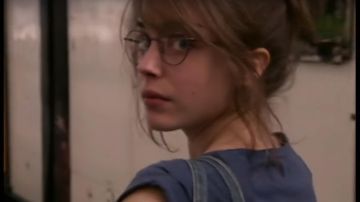 The round glasses worn by Emma (Alice Isaaz) in the film Play