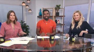 PS Paul Smith Camisa polo de cebra recortada a rayas usada por Justin Sylvester en E! Noticias enero 30,2019