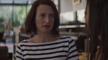 La marinière portée par Mouche (Camille Cottin) dans Mouche (Saison 1)