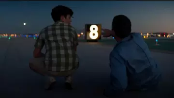 La paire de Converse blanches portée par Peter Miles (Noah Jupe) dans Ford v. Ferrari