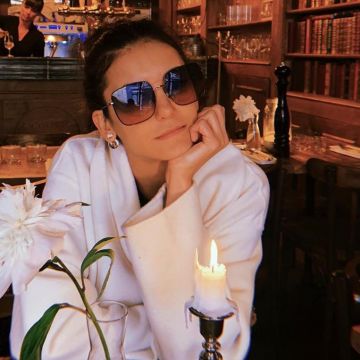Les lunettes de soleil carrées oversize de Nina Dobrev sur son compte Instagram @nina