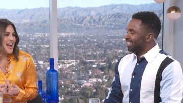 Camisa Sandro con rayas multicolores usada por Justin Sylvester en E! Noticias enero 25,2019