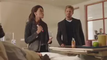 Bleu v-cou chandail porté par Danny McNamara (Matt Barr) comme on le voit dans le Sang Et les Trésors (S01E03)