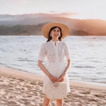 Le petit panier tressé blanc porté par la blogueuse Daphné Moreau du blog ModeAndTheCity en vacances à Kauaï