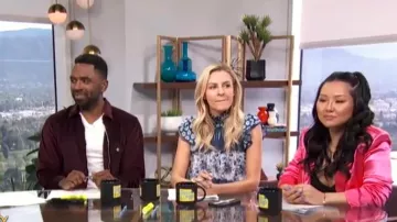 Mathilde Bleu Patern Mix Robe portée par Morgan Stewart sur E! News Le 11 Avril 2019