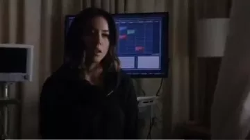 G Star Raw Florence Col Châle Pull porté par Daisy 'Skye' Johnson (Chloe Bennet) dans Marvel Agents of S. H. I. E. L. D. (S03E01)