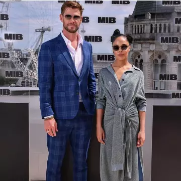 El vestido de camisa larga gris iridiscente usado por Tessa Thompson en Londres en el Men In Black MIB Photocall el 2 de junio de 2019