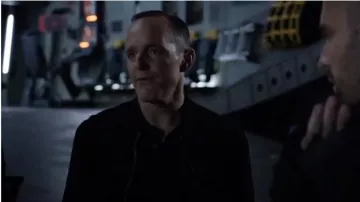 Chaqueta de bombardero de cuero Touvier de Todos los Santos. usado por Phil Coulson (Clark Gregg) en Marvel's Agents of S.H.I.E.L.D. (S03E02)