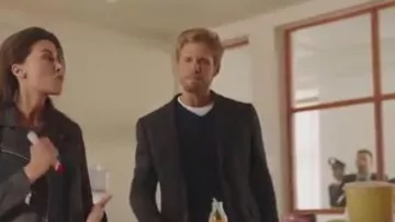 Camiseta blanca usada por Danny McNamara (Matt Barr) como se ve en Blood & Treasure (S01E03)